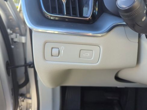 Used 2020 Volvo XC60 T6 Momentum w/ Protection Package Premier AWD/4WD image 12