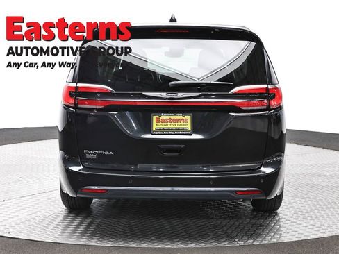 Used 2023 Chrysler Pacifica Touring-L FWD image 6