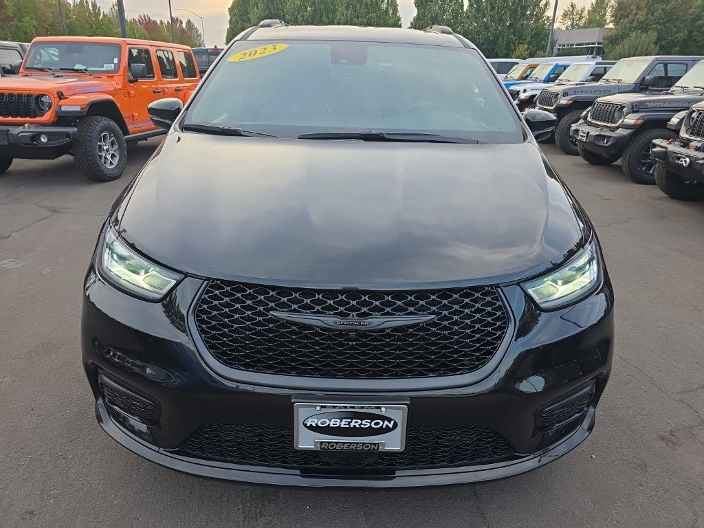 Used 2023 Chrysler Pacifica Limited w/ S Appearance Package FWD image 8
