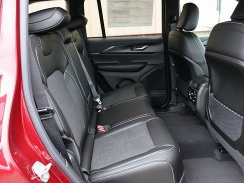 New 2025 Jeep Grand Cherokee Altitude image 39