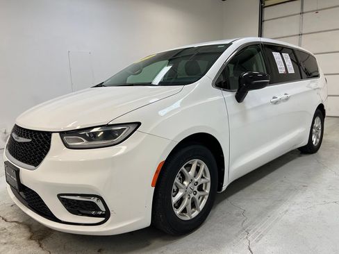 Used 2024 Chrysler Pacifica Touring-L FWD image 12