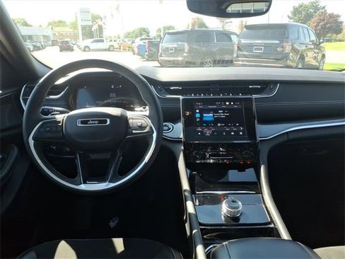 Used 2023 Jeep Grand Cherokee Altitude image 11