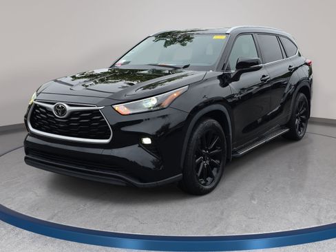 Used 2024 Toyota Highlander XLE FWD image 1