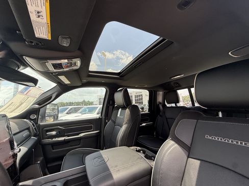 New 2026 RAM 2500 Laramie AWD/4WD image 18