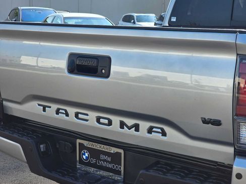 Used 2023 Toyota Tacoma TRD Off-Road w/ Technology Package AWD/4WD image 13