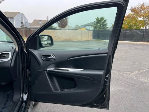 Used 2019 Dodge Journey SE image 25