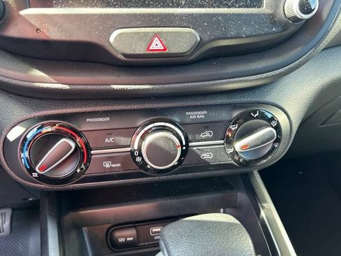 Used 2025 Kia Soul LX w/ LX Technology Package FWD image 9
