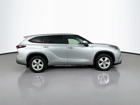 Certified 2024 Toyota Highlander LE AWD/4WD image 8