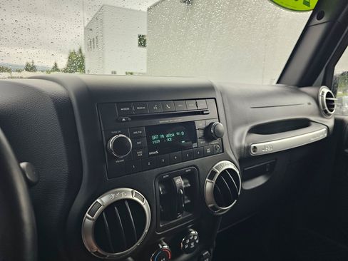 Used 2016 Jeep Wrangler Unlimited Rubicon w/ Connectivity Group AWD/4WD image 28