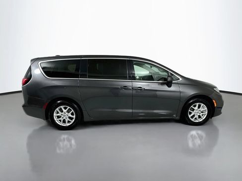 Used 2023 Chrysler Pacifica Touring-L FWD image 8
