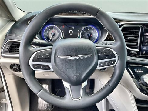 Used 2023 Chrysler Pacifica Limited image 15