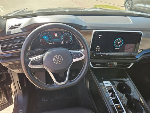 Used 2025 Volkswagen Atlas SE image 17