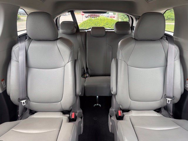 Used 2021 Toyota Sienna XLE FWD image 29