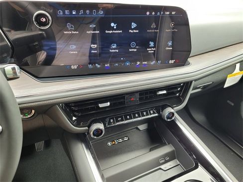 New 2025 Chevrolet Suburban Premier image 17