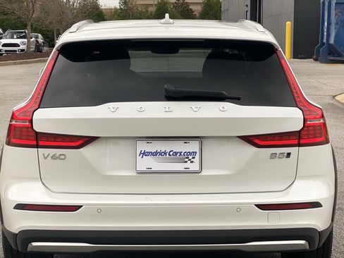Used 2025 Volvo V60 B5 Cross Country Plus image 24