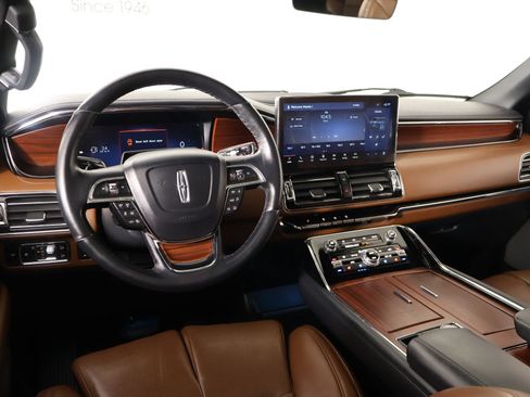 Used 2023 Lincoln Navigator Reserve AWD/4WD image 2