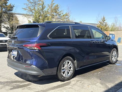 Used 2022 Toyota Sienna XLE w/ XLE Plus Package image 5