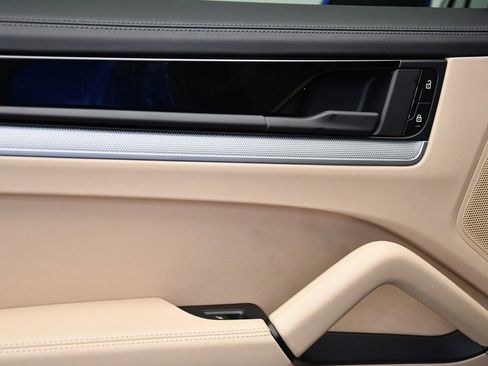 Used 2025 Porsche Cayenne S image 40