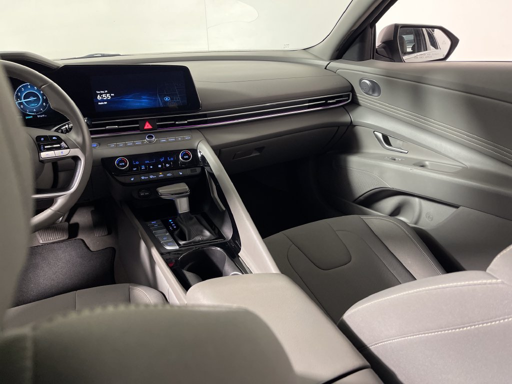 Certified 2025 Hyundai Elantra SEL FWD image 17