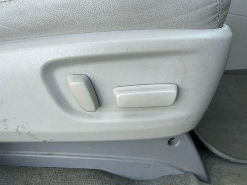 Used 2012 Toyota Sienna XLE FWD image 27
