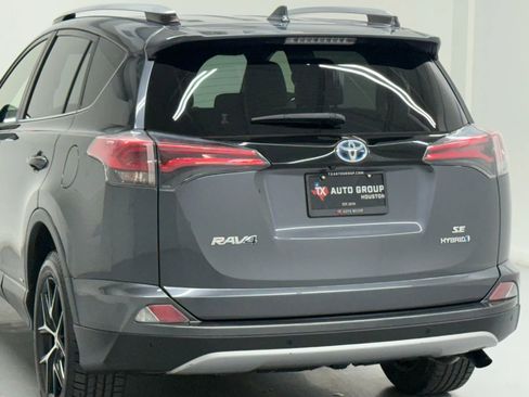 Used 2017 Toyota RAV4 SE image 10