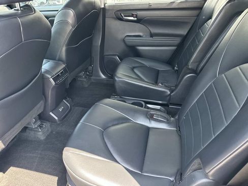 Used 2024 Toyota Highlander XLE AWD/4WD image 18