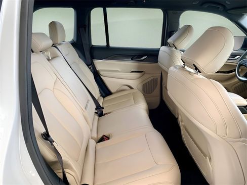 Used 2023 Jeep Grand Cherokee Limited image 27