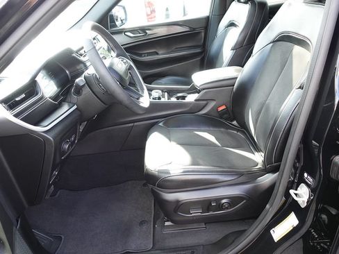 Used 2024 Jeep Grand Cherokee Altitude AWD/4WD image 18