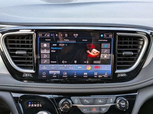 Used 2025 Chrysler Pacifica Limited FWD image 19