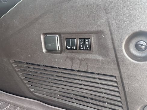 Used 2021 GMC Yukon XL SLT w/ SLT Premium Package image 39