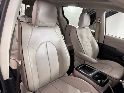 Used 2020 Chrysler Pacifica Limited FWD image 28