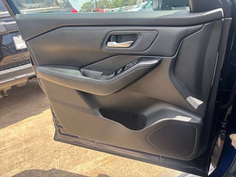 Used 2025 Nissan Rogue SV AWD/4WD image 18