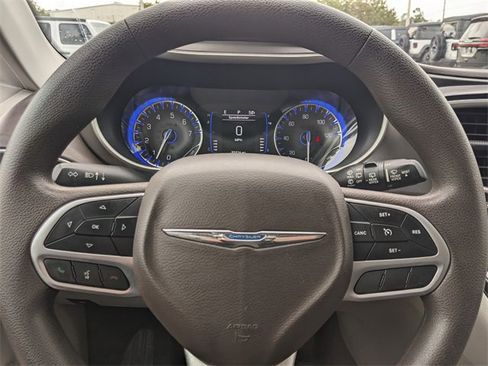 Used 2018 Chrysler Pacifica Touring Plus image 21