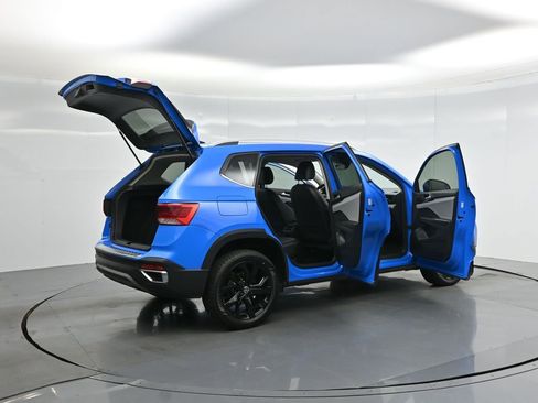 Used 2022 Volkswagen Taos SEL w/ Panoramic Sunroof Package image 6