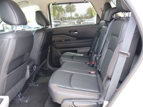 Used 2024 Nissan Pathfinder SL FWD image 36