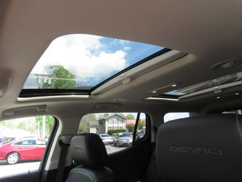 Used 2022 GMC Acadia Denali w/ Denali Ultimate Package AWD/4WD image 19