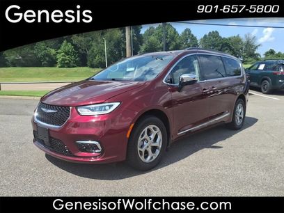 Used 2023 Chrysler Pacifica Limited w/ Uconnect Theater Family Group
