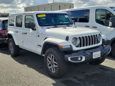 Used 2025 Jeep Wrangler Unlimited Sahara AWD/4WD image 3