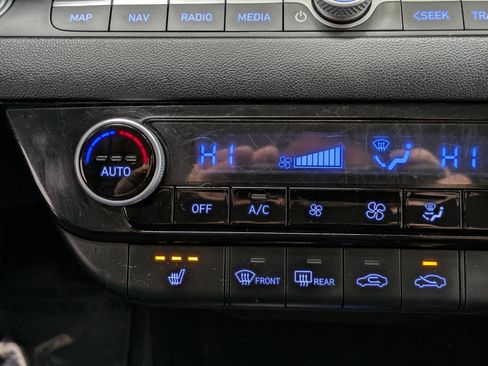 Used 2022 Hyundai Elantra Limited image 6