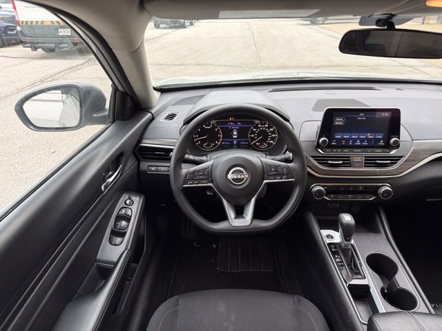 Used 2025 Nissan Altima 2.5 SV FWD image 17