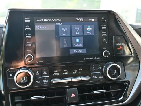Used 2022 Toyota Highlander XLE AWD/4WD image 25