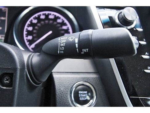 Used 2018 Toyota Camry SE w/ Convenience Package image 17