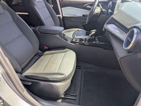 Used 2025 Chevrolet Trax LT w/ LT Convenience Package FWD image 27