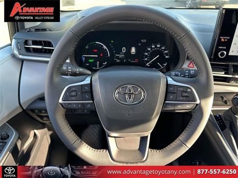 Used 2025 Toyota Sienna XLE image 18