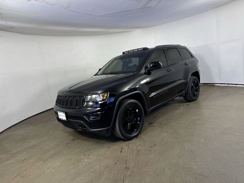 Used 2019 Jeep Grand Cherokee Laredo image 2