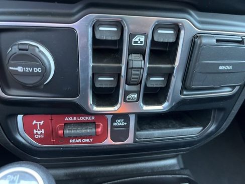 Used 2023 Jeep Gladiator Mojave w/ Cold Weather Group image 24