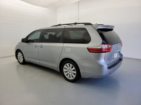 Used 2017 Toyota Sienna Limited Premium FWD image 7