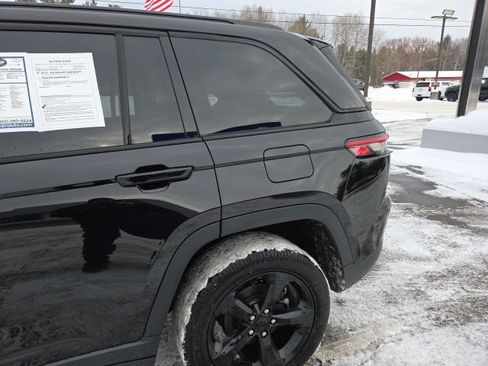 Used 2023 Jeep Grand Cherokee Altitude image 31