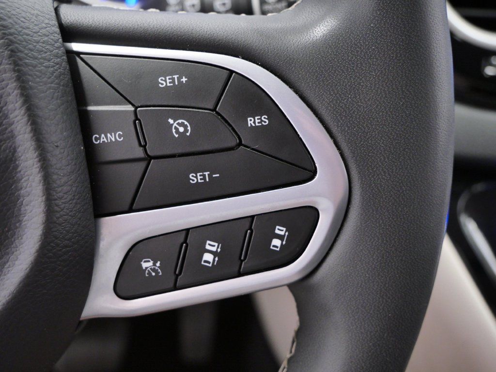 Certified 2023 Chrysler Pacifica Touring-L FWD image 23