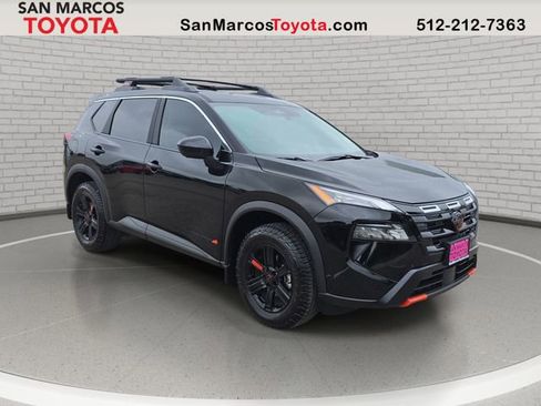 Used 2025 Nissan Rogue SV image 3